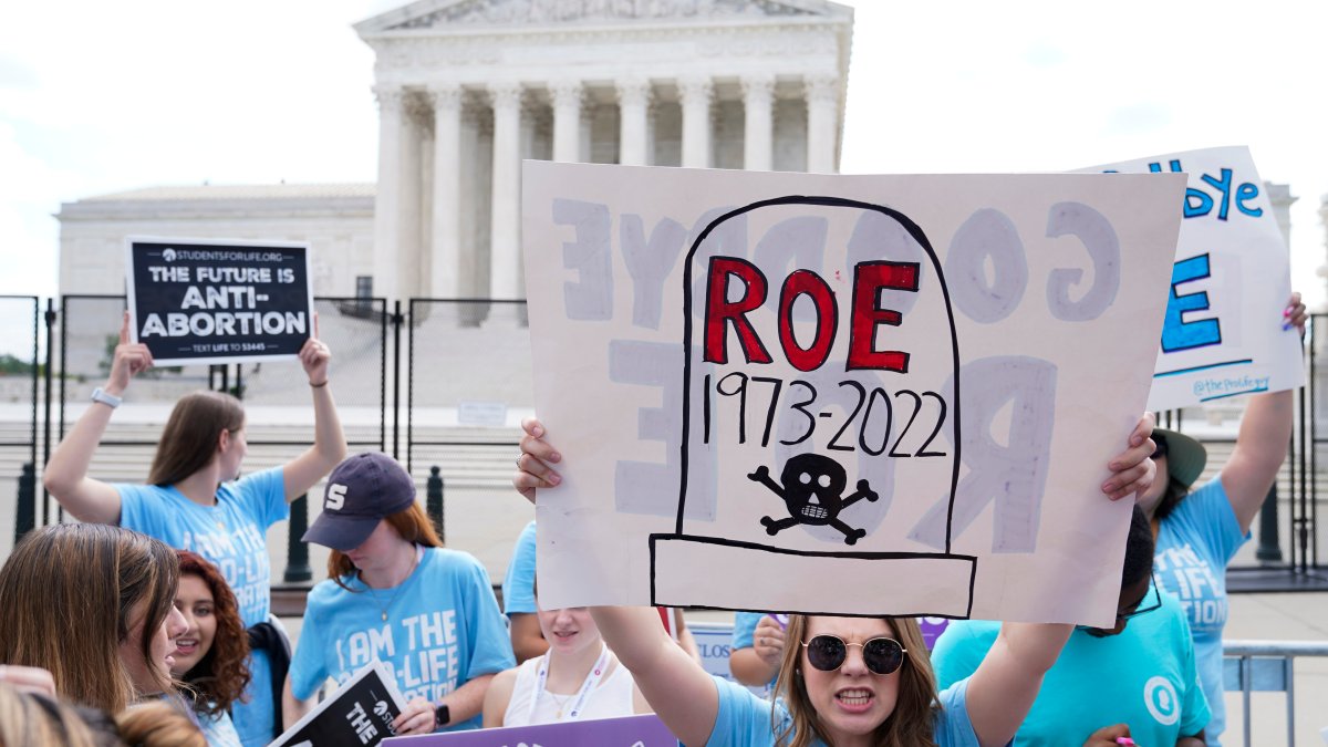 Supreme Court Overturns Roe v. Wade, Allowing States to Ban Abortion – NBC Los Angeles 1