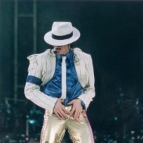 Michael Jackson Still King Of Album Charts, Sells 1.1M
