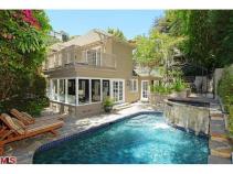 "Pretty Little Liars" Actress Buys in Hollywood 