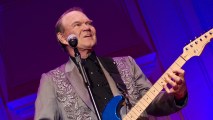 Glen Campbell performs during the Alzheimer