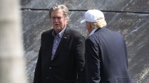 La decisión de Donald Trump de nombrar a Steve Bannon, un hombre de extrema derecha, como su principal asesor en la Casa Blanca, ha enfocado los reflectores en una vieja y problemática ideología: la del nacionalismo blanco. Te explicamos el resurgimiento de este fenónemo que promueve la 