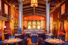 Natalie Portman at Mercado La Paloma, Tori Spelling (actually) Eating at The Stand, MORE