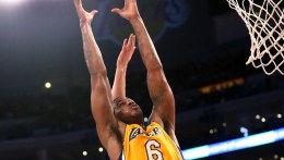 Earl Clark Helps Lakers Beat Hornets