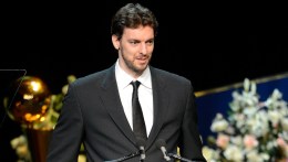 Pau Gasol Reveals He's Off Crutches Via Twitter