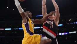 Kobe's Lakers Survive Howard Injury Scare And Beat Blazers