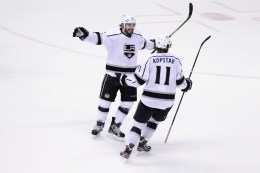 Kings Shut Out Coyotes, Match NHL Record