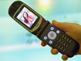 Gadget-Buying Women, Beware of Cell-Phone Peepers