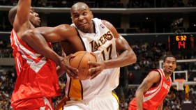 Andrew Bynum Is A Beast
