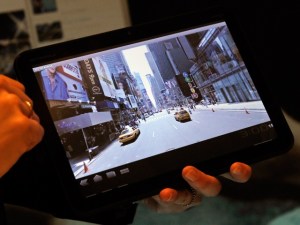 Can Motorola's $800 Xoom Take on the iPad?