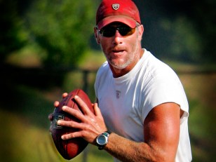 Brett Favre Signs With the Vikings