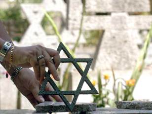 No Evidence That Cemetery Desecrated Graves: State