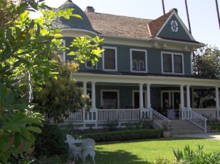 Worth the Drive: Christmas House