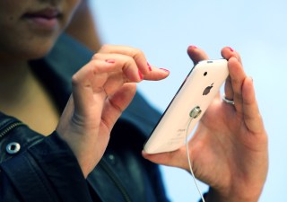 Apple Teams With Yahoo to Fight Google