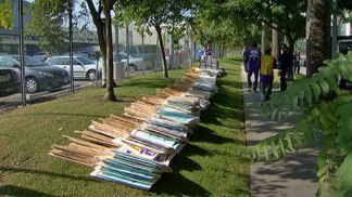 Dispute Over Contract Leads to LAX Protest