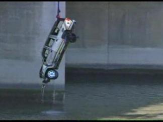 Driver spends 30 minutes underwater and survives