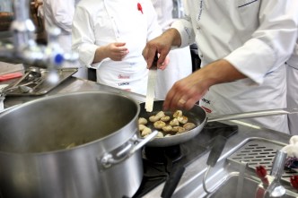 Popular Chef Teaches Local Family How Make Diabetic Friendly Thanksgiving Meal