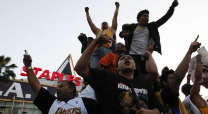 A pyramid of cheers outside the Staples Center. A pyramid of cheers outside the Staples Center.