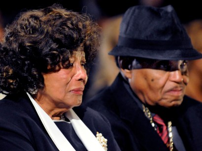 A judge has ruled that Michael Jackson's mother can challenge the men currently administering her son's estate without losing her substantial stake.