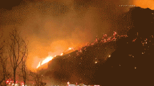 [LA GALLERY] Brush Fire Burns Malibu Hillside