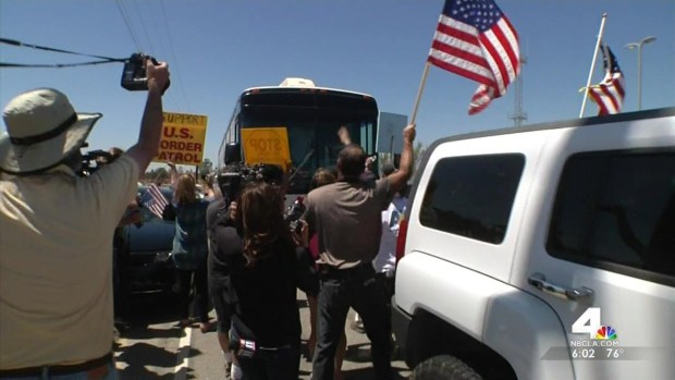 [LA] Bus Carrying Immigrants Blocked by Angry Protesters