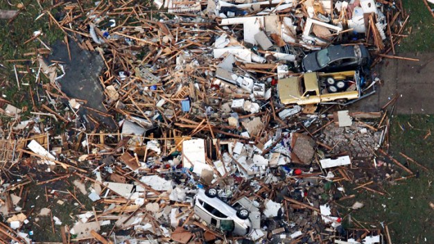 Raw: Widespread Destruction in Moore, Okla.