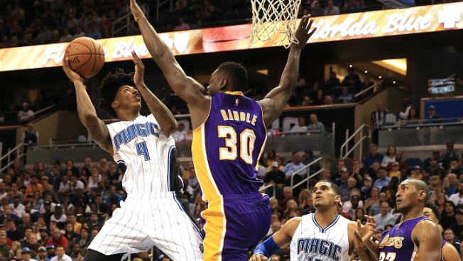 Comparing Warriors' new NBA-record home win streak to 1995-96 Bulls