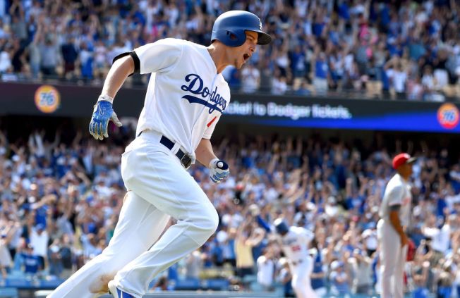 Seager gets walk-off double in Dodgers' 5-4 win over Reds