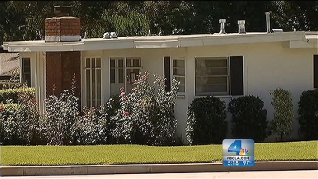 The triple digit temperatures are making some businesses boom, while others seem to be cooling off. How does the heat affect the real estate market and other local businesses? John Cádiz Klemack reports from Pasadena for the NBC4 News at 5 p.m. on Oct. 2, 2012.