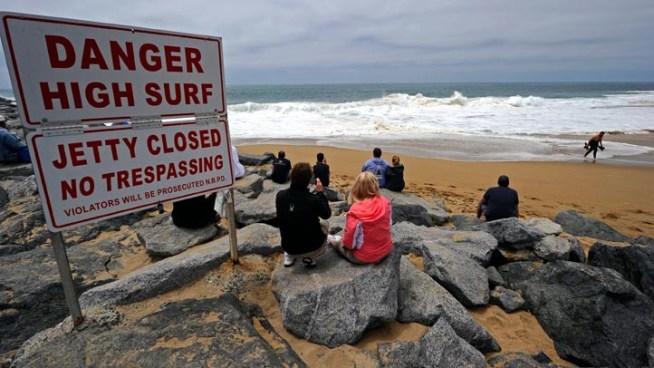 A high surf advisory is in effect for the Labor Day weekend, meaning dangerous riptides and strong waves could threaten throngs of beachgoers. Janet Kwak reports from Newport Beach for the NBC4 News at 11 p.m. on Aug. 31, 2012.