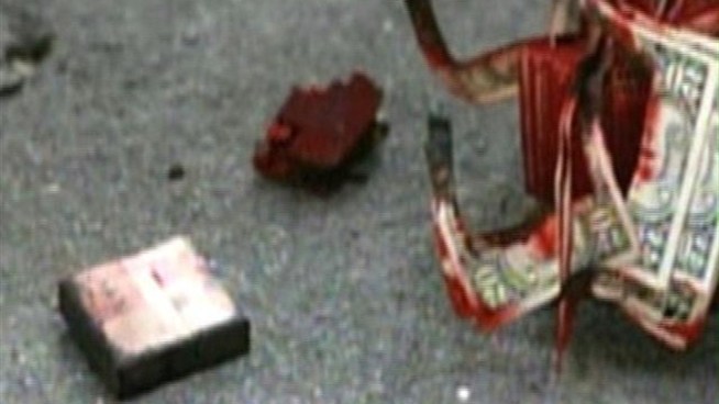 The FBI says the stain from the dye pack got all over the Geezer Bandit's upper torso and face. Tony Shin reports.