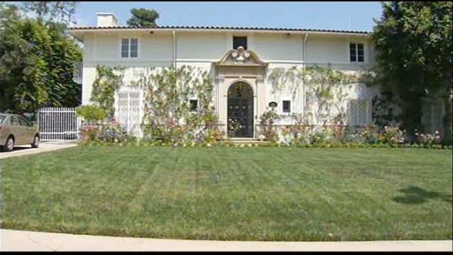 The paparazzi are no doubt getting ready for the royal blitz in Los Angeles on Friday. But, the LAPD is also prepared-- ready to make it a paparazzi-free experience for the newlywed couple.