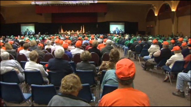 A public hearing for a proposed rock quarry in Temecula drew hundreds of people Monday, some arguing passionately while others wore orange or green outfits to silently indicate their position on the controversial issue.  Craig Fiegener reports.