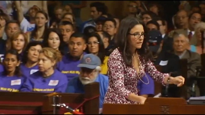 Actress and Heal the Bay board member Julia Louis Dreyfus used humor to argue her opposition to plastic bags during a Los Angeles City Council meeting, where members voted 13-1 to phase out plastic shopping bags. Patrick Healy reports from Downtown LA for the NBC4 News at 5 p.m. on May 23, 2012.
