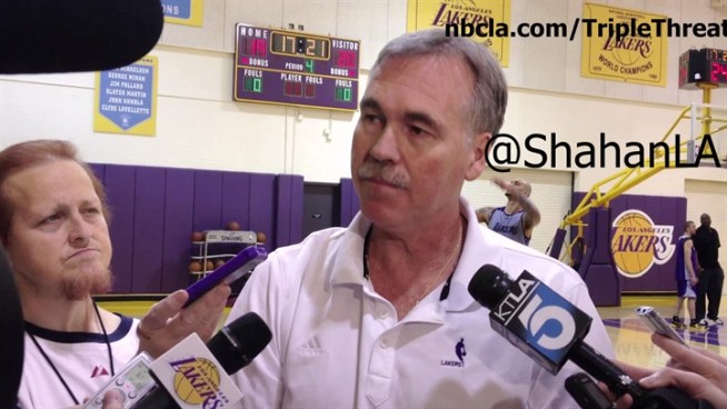http://media.nbcbayarea.com/images/Mike_DAntoni_Lakers_Practice_722x406_20434499729.jpg