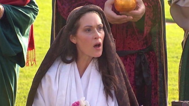A living nativity scene in Palisade Park got around a ban on permanent religious holiday displays by using living actors Saturday. Janet Kwak reports from Santa Monica for the NBC4 News at 6 p.m. on Dec. 8, 2012.
