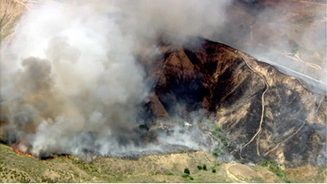 A brush fire in Castaic prompted the CHP to shut down lanes of the Golden State Freeway, causing a traffic standstill. Beverly White reports for the NBC4 News at 11 p.m. on Friday, June 8, 2012.