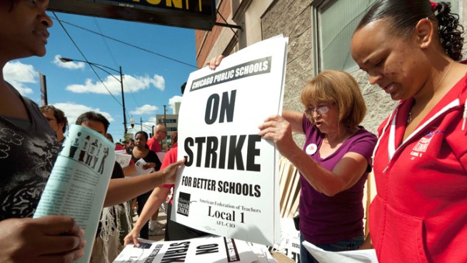 More than 25,000 Chicago teachers head to the picket lines after a weekend of unsuccessful contract negotiations. the Chicago Teachers Union made good on its promise to walk out on more than 400,000 students at 675 schools.