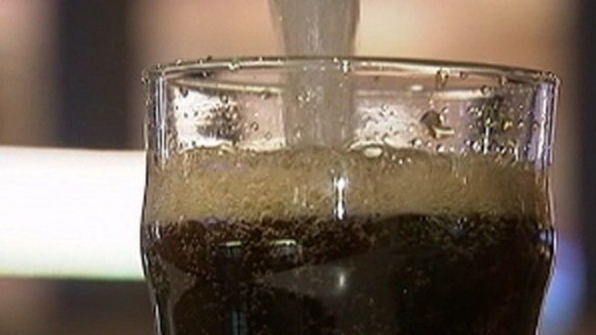 LA-based dietician Alicia Calvo says an effort to ban large servings of soda and other sugery drinks in New York City could help people struggling with weight loss control their portion sizes. Gordon Tokumatsu reports for NBC4 News at 6 p.m. on May 31, 2012.