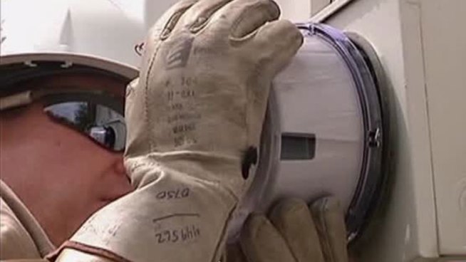Burglars are trying a new way to break into homes by posing as utility workers. When Long Beach resident Jana Wenger had a visit from the gas company, she made sure it was legitimate. Hetty Chang reports from Long Beach for the NBC4 News at 6 p.m. on Feb. 25, 2013.