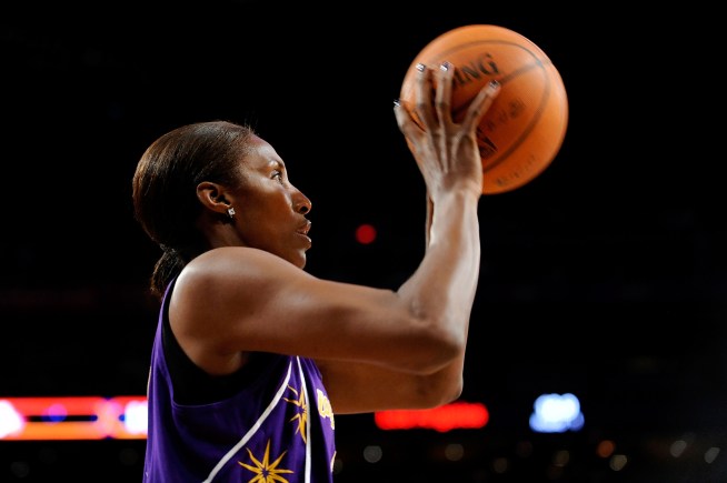 Lisa Leslie Walks on Court for Final Time