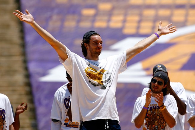 Pau Gasol Injures Finger, Has Surgery In Spain