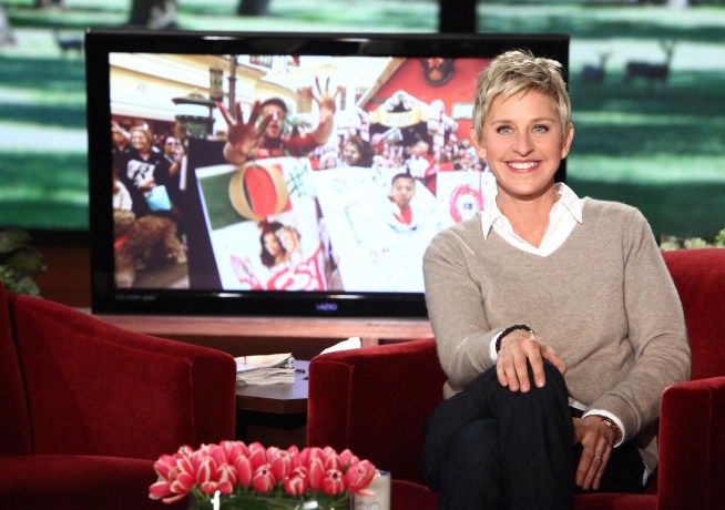 Ellen's Twitter Challenge Gets Dress-Clad Fans to The Grove
