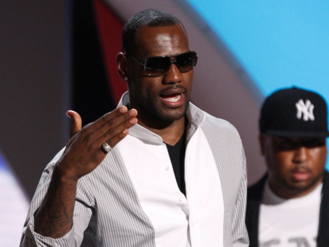 Kelly Clarkson & LeBron James To  Help Kick Off 'Get Schooled'