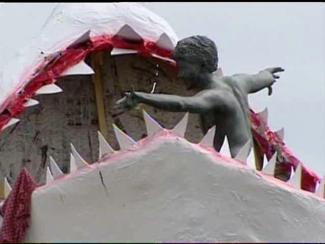 The statue of a surfer in <a title=