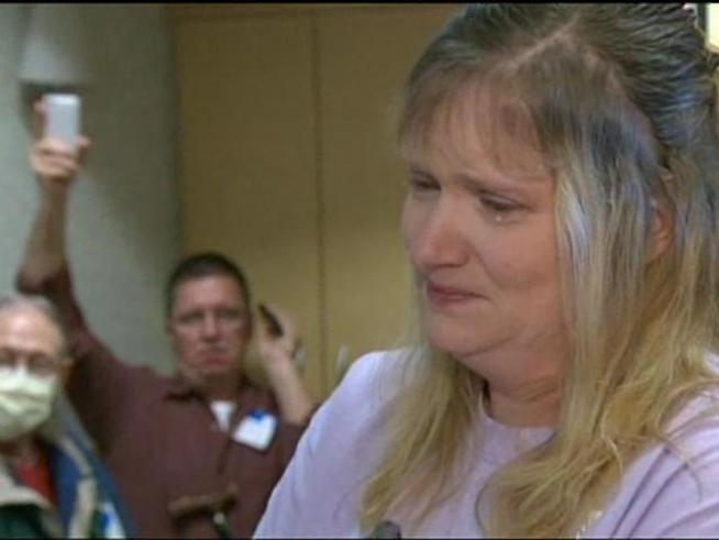 iCarly's Miranda Cosgrove sings to a little girl who suffers from cancer.