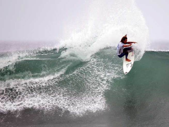 Surfers Fill Tip Jar for Quake Victims