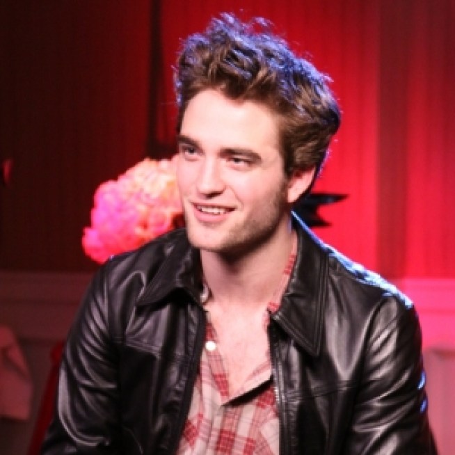 T.M.I.: Robert Pattinson's Dandruff Problem 
