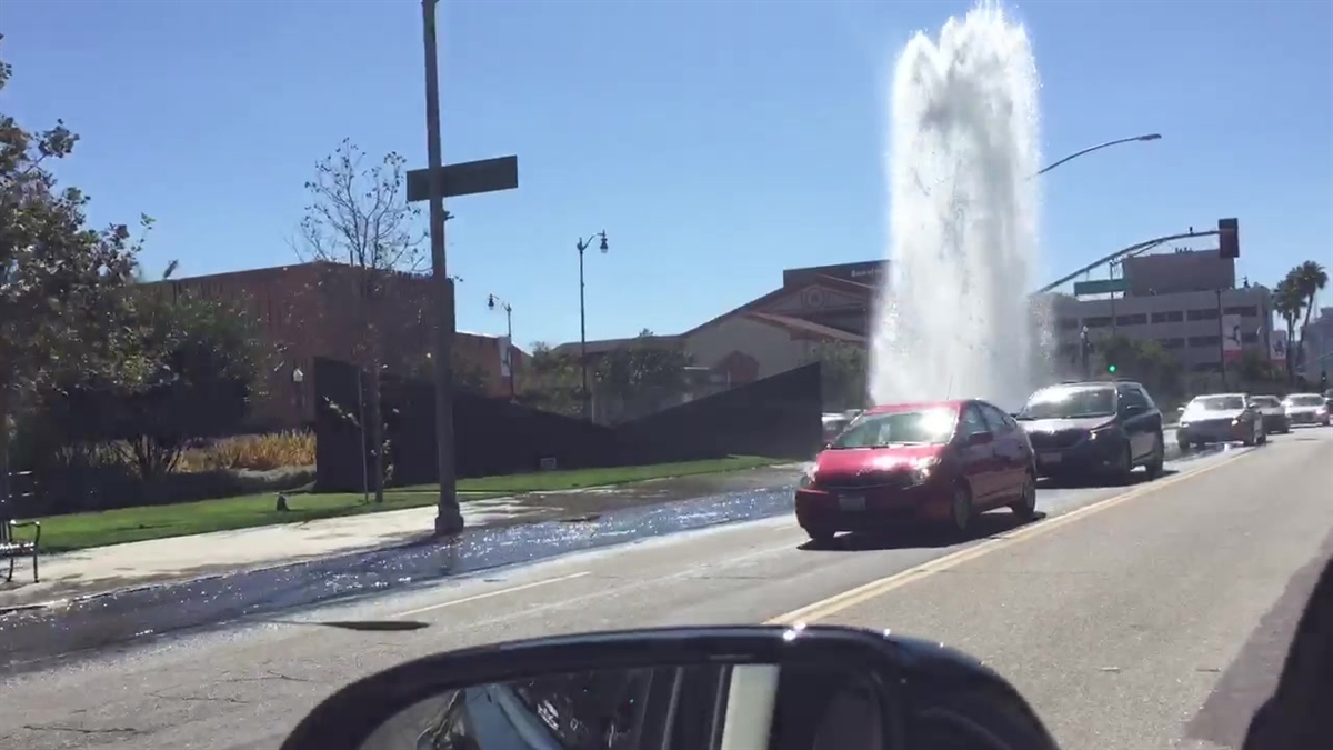 Sheared Fire Hydrant Floods Streets in Beverly Hills – NBC Los Angeles