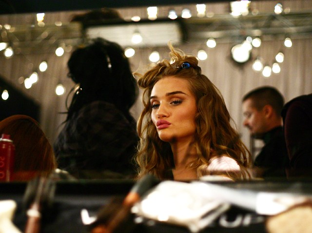111909 Victorias Secret Backstage Rosie Huntington-Whiteley 08