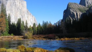 16_Yosemite_El_Capitan_and_the_Cathedral_Rock_from_Valley_View-NPS_Photo